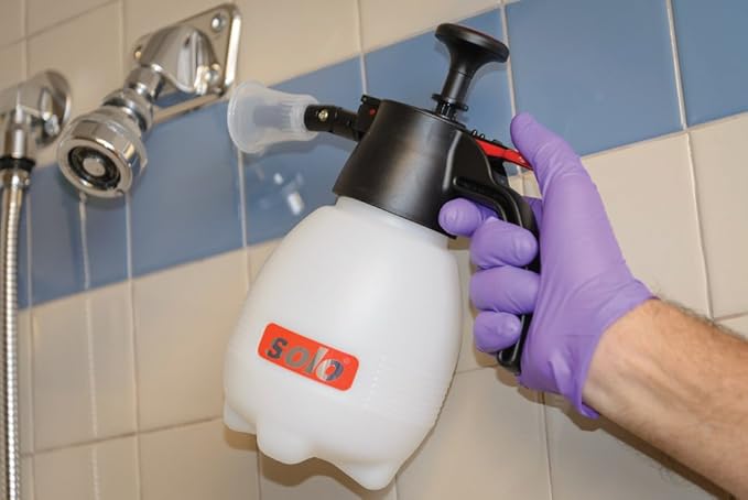 Solo 418 One-Hand Pressure Sprayer with Ergonomic Grip for Gardening, Fertilizing, Cleaning & General Use Spraying, 1 Liter