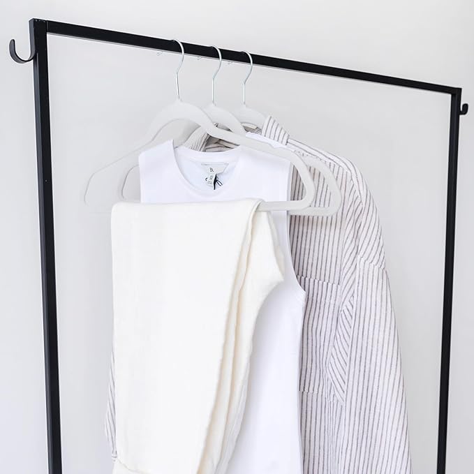 3 Sprouts - Adult Velvet Hangers - Non Slip Felt Clothing Hanger Set - Durable & Slim for Space Saving - Ideal Velvet Hangers for Organization - Lightweight Thin Clothes Hangers - Pack of 30 - Gray