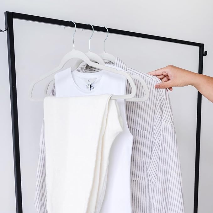 3 Sprouts - Adult Velvet Hangers - Non Slip Felt Clothing Hanger Set - Durable & Slim for Space Saving - Ideal Velvet Hangers for Organization - Lightweight Thin Clothes Hangers - Pack of 30 - Gray