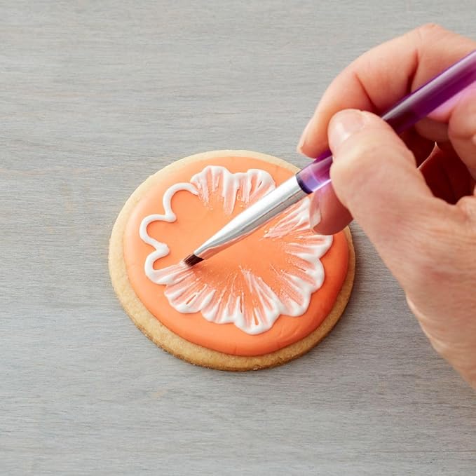 Wilton 2-Piece Dusting Brush Set - Apply Color Accent to Cakes with These two Brushes for Cake Decorating, Soft & Easy-To-Clean Baking Brushes