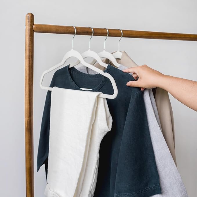 3 Sprouts - Adult Velvet Hangers - Non Slip Felt Clothing Hanger Set - Durable & Slim for Space Saving - Ideal Velvet Hangers for Organization - Lightweight Thin Clothes Hangers - Pack of 30 - Cream